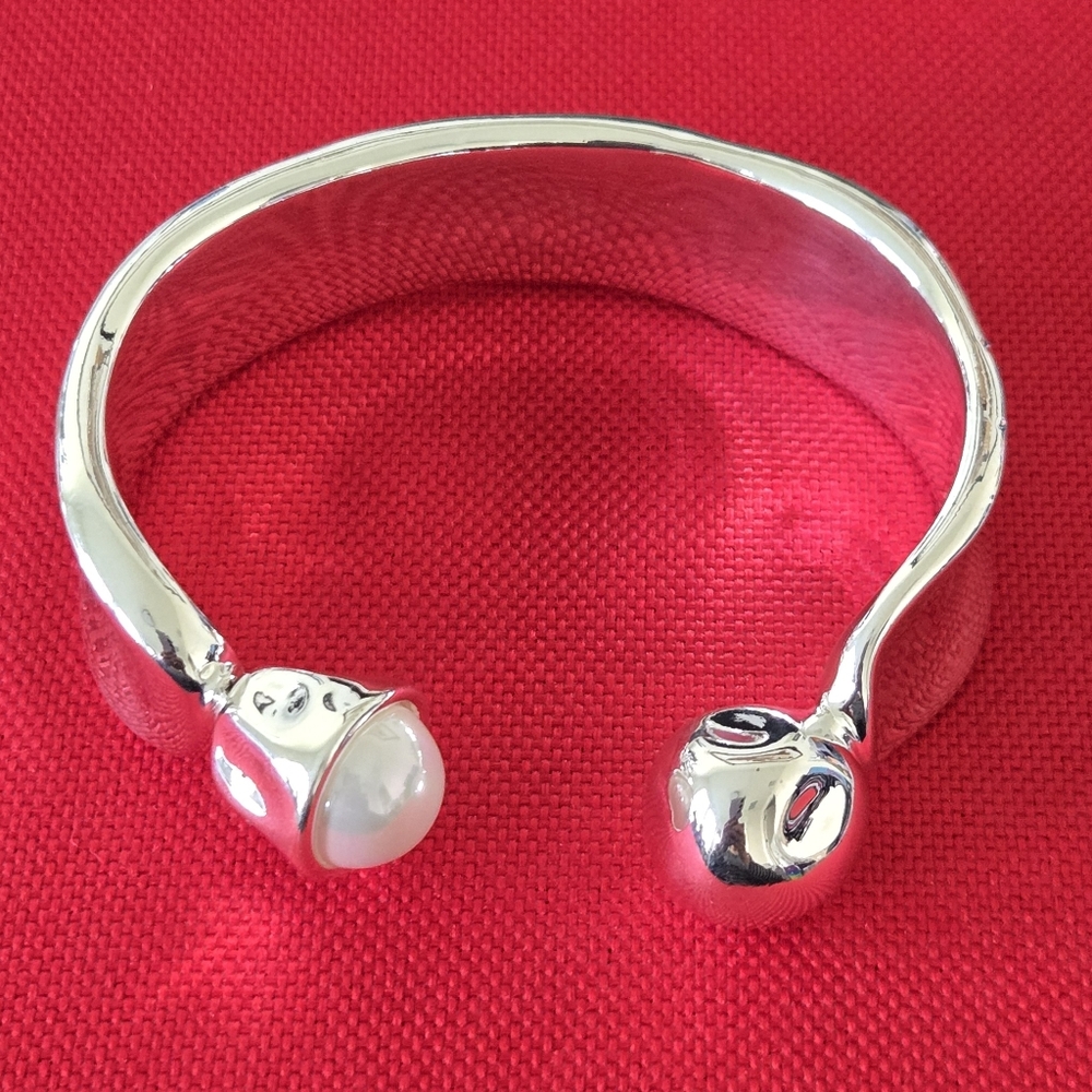 Uno De 50 • Silver Cuff Bracelet with Pearl Accents